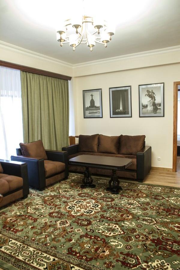 Hotel Plaza Viktoria Gyumri Bagian luar foto