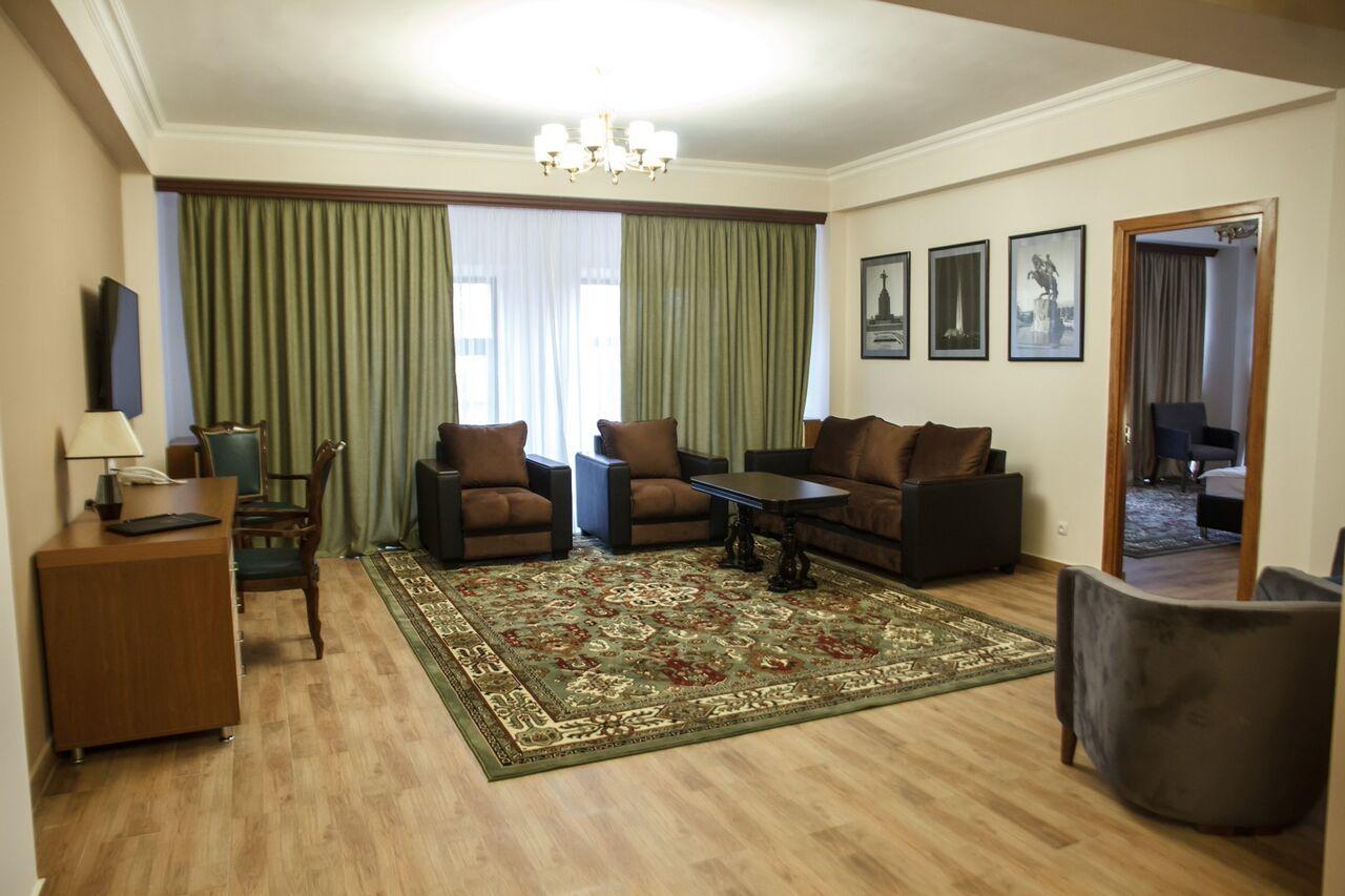 Hotel Plaza Viktoria Gyumri Bagian luar foto