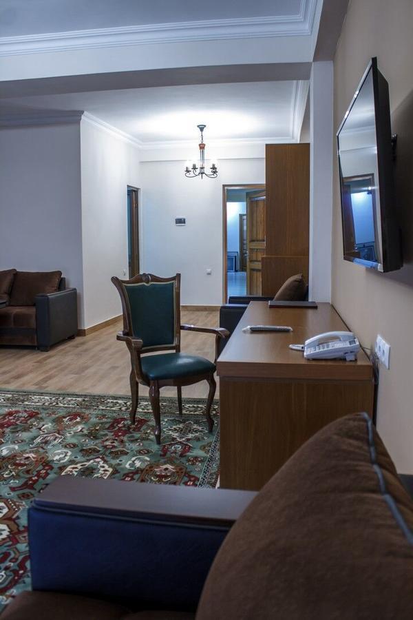 Hotel Plaza Viktoria Gyumri Bagian luar foto