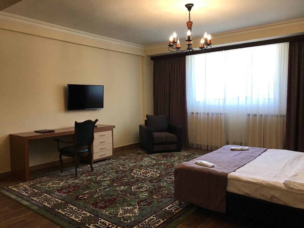Hotel Plaza Viktoria Gyumri Bagian luar foto