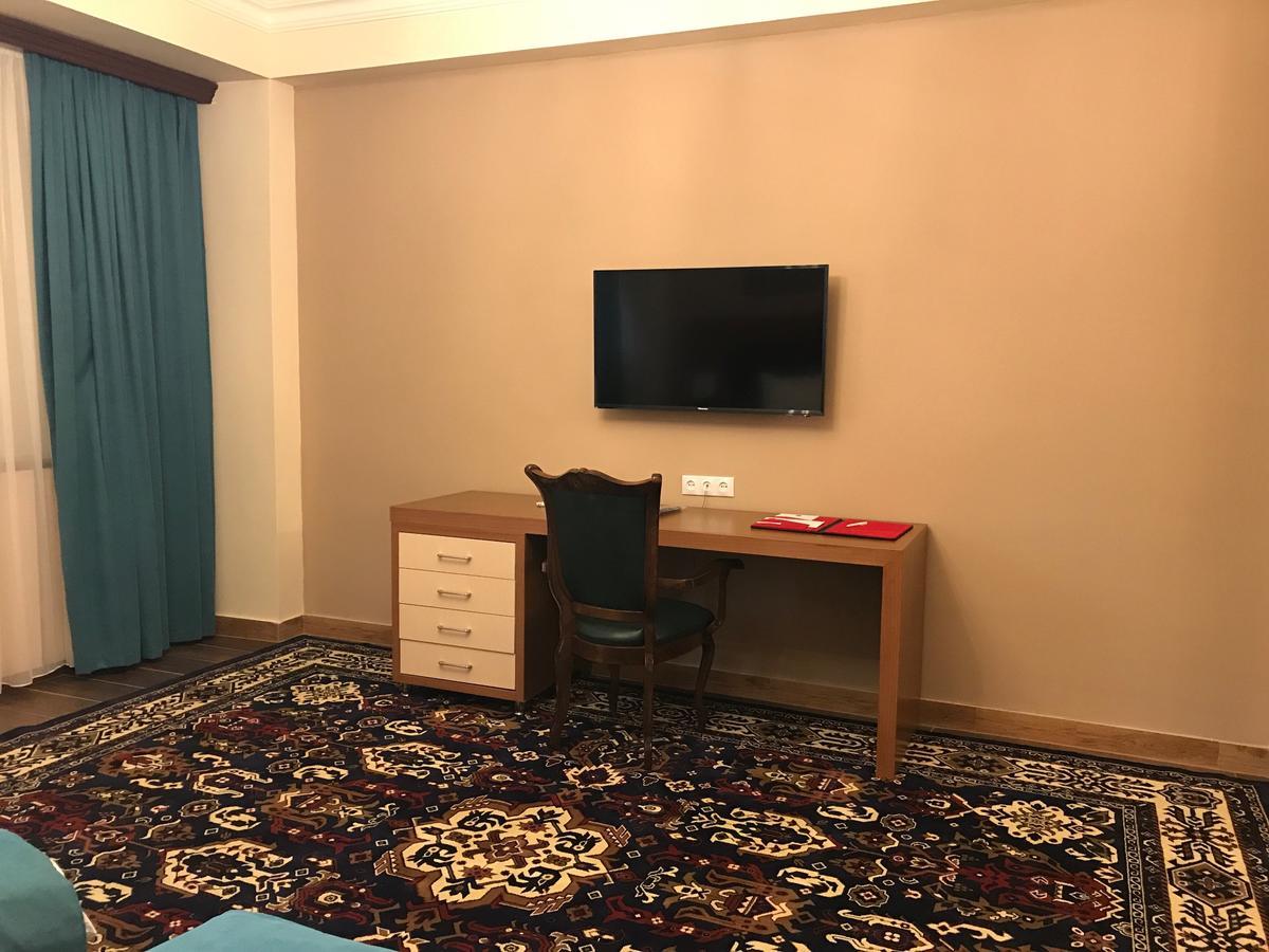 Hotel Plaza Viktoria Gyumri Bagian luar foto