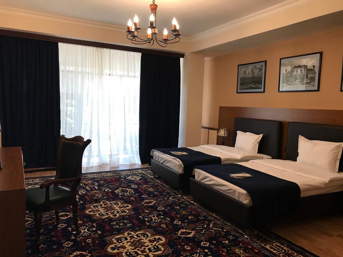 Hotel Plaza Viktoria Gyumri Bagian luar foto