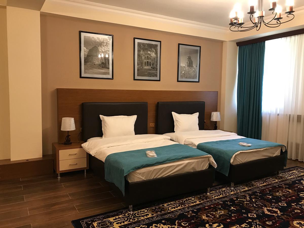 Hotel Plaza Viktoria Gyumri Bagian luar foto