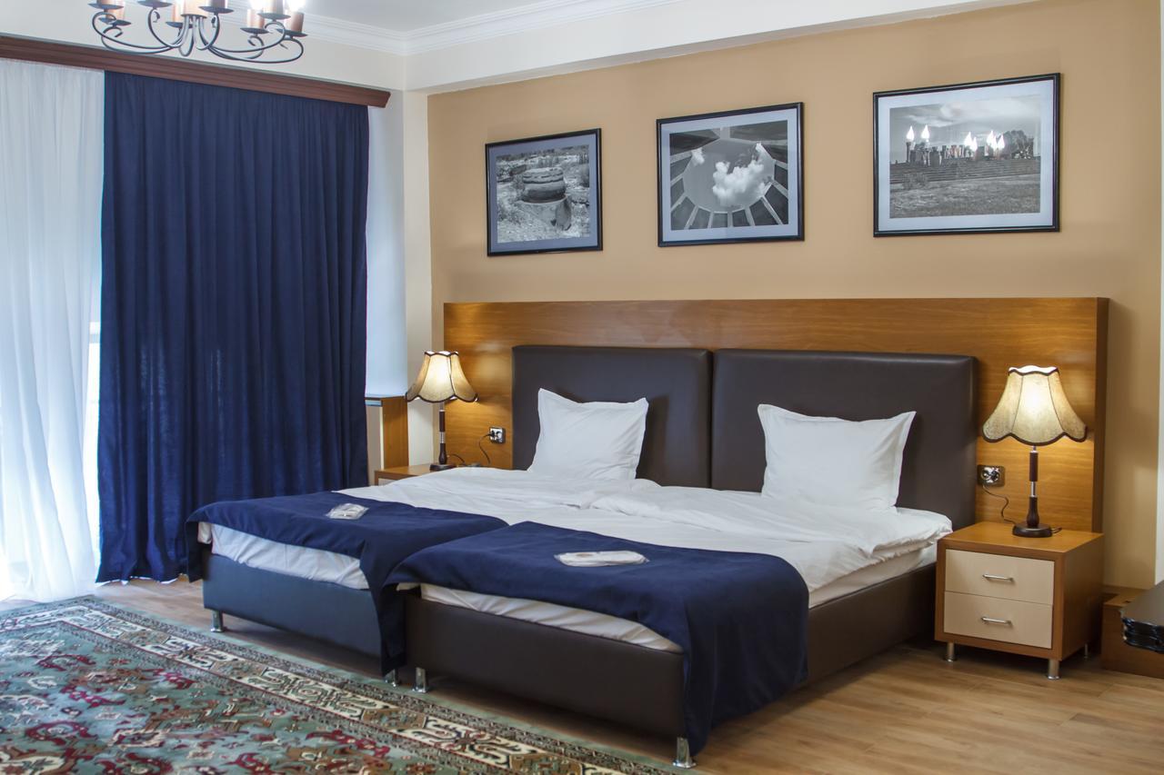 Hotel Plaza Viktoria Gyumri Bagian luar foto