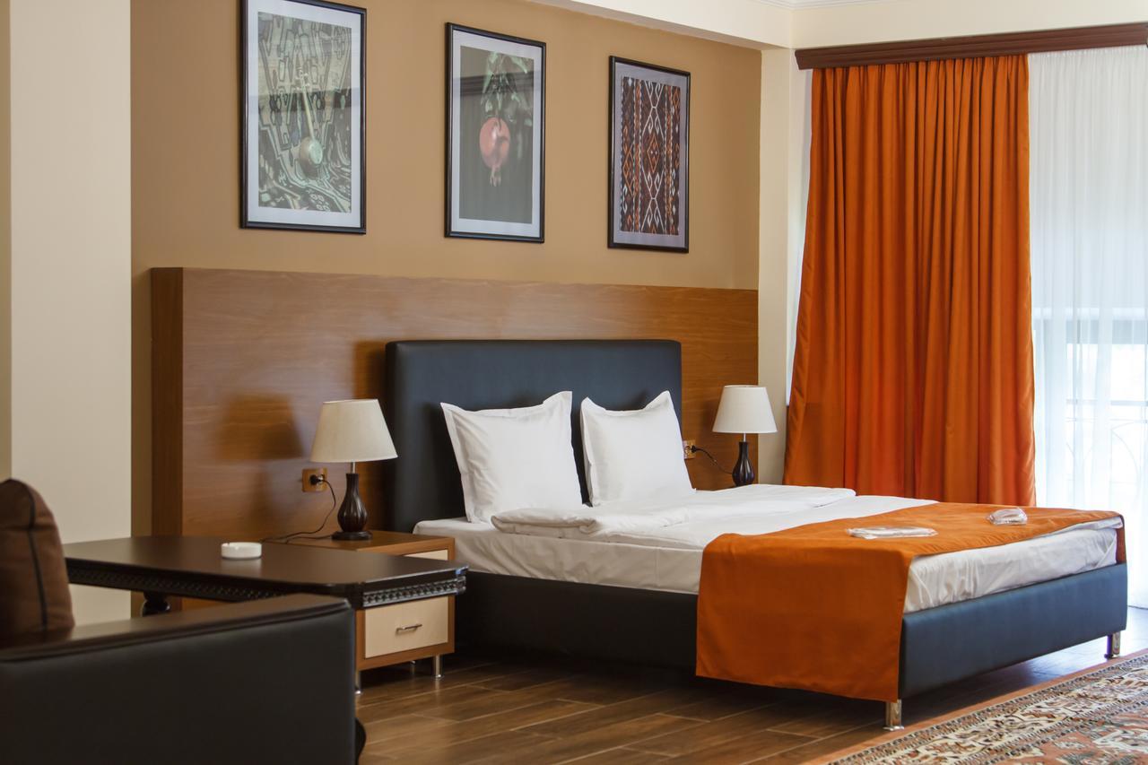 Hotel Plaza Viktoria Gyumri Bagian luar foto