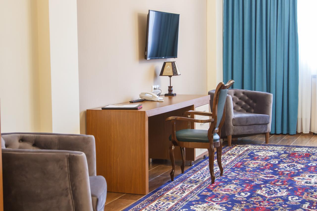 Hotel Plaza Viktoria Gyumri Bagian luar foto