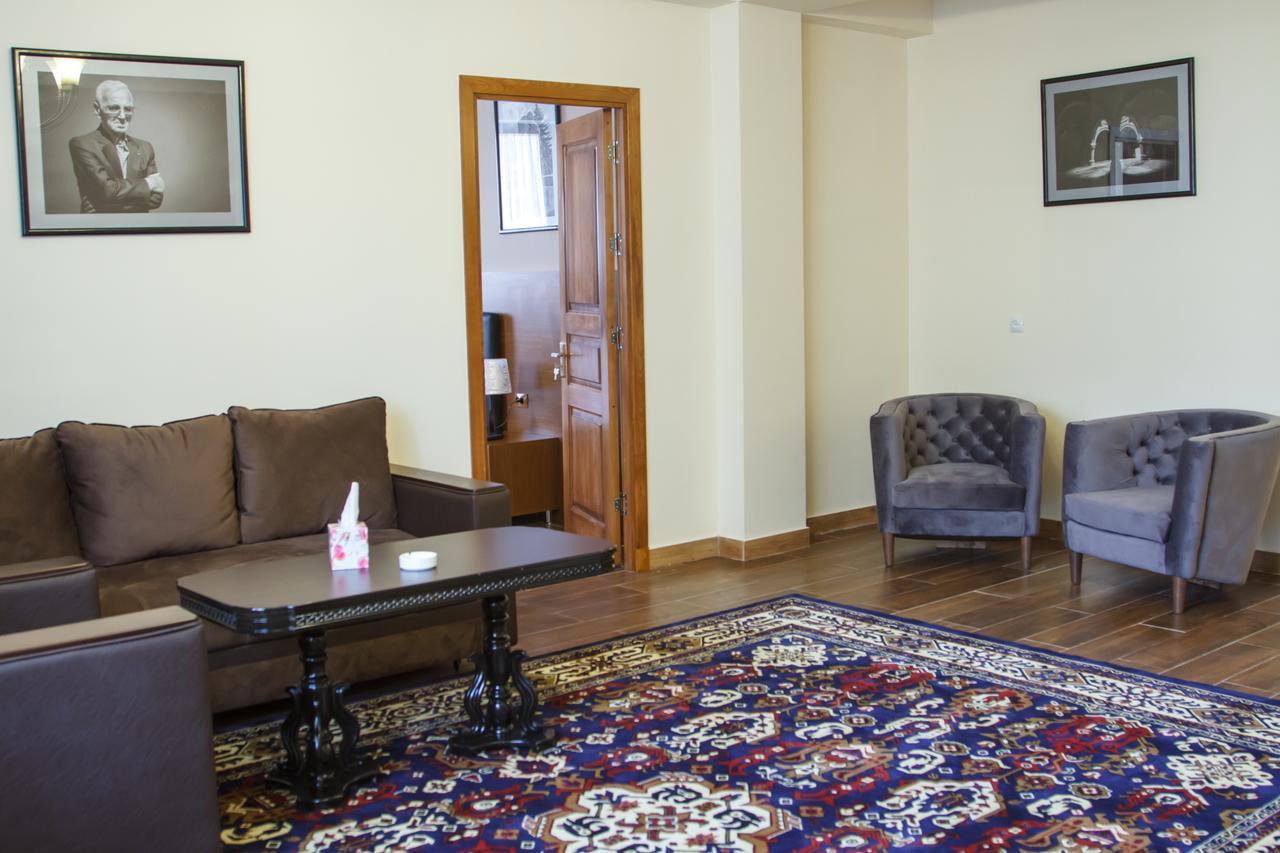 Hotel Plaza Viktoria Gyumri Bagian luar foto