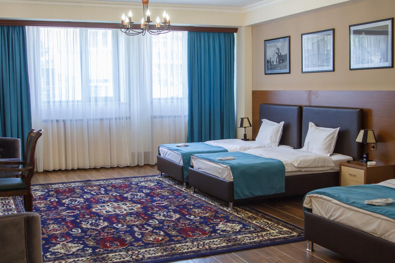 Hotel Plaza Viktoria Gyumri Bagian luar foto