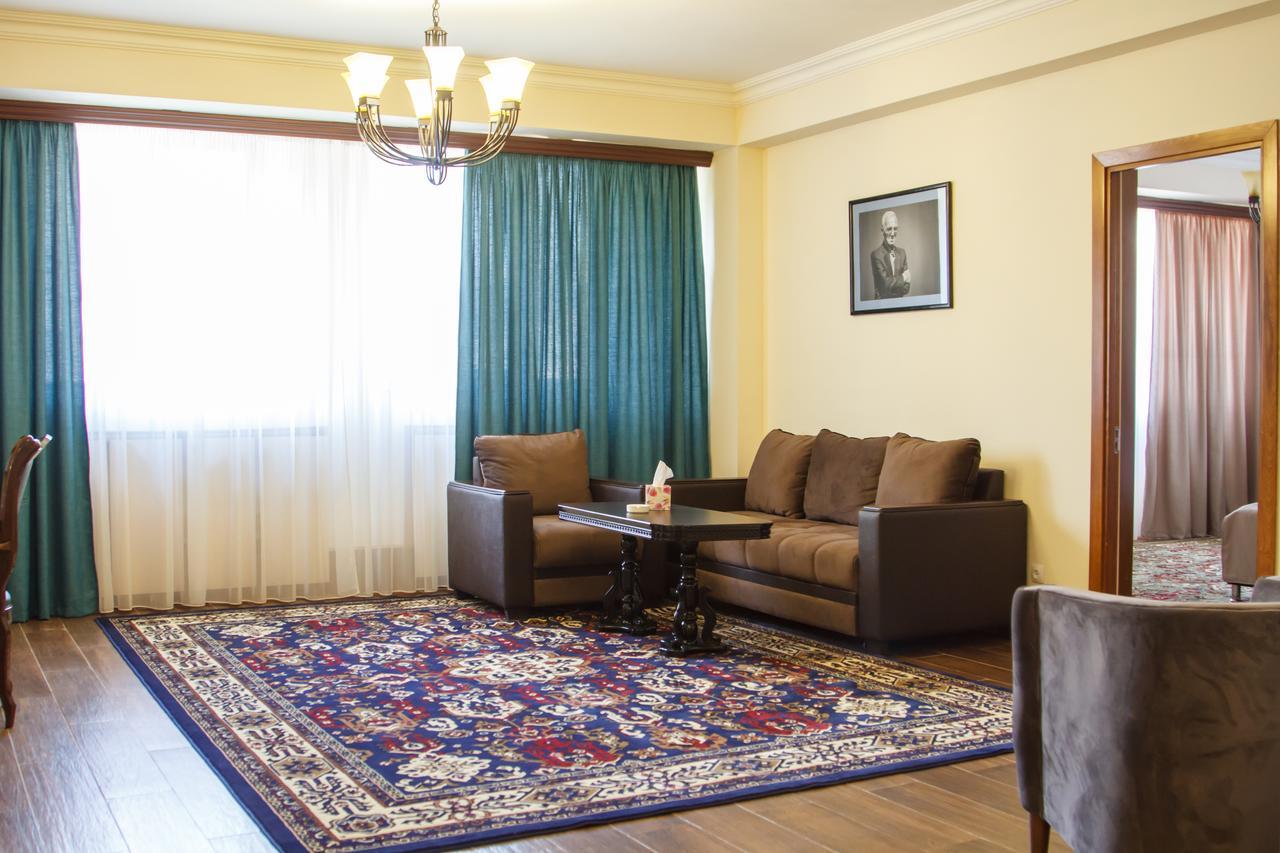 Hotel Plaza Viktoria Gyumri Bagian luar foto